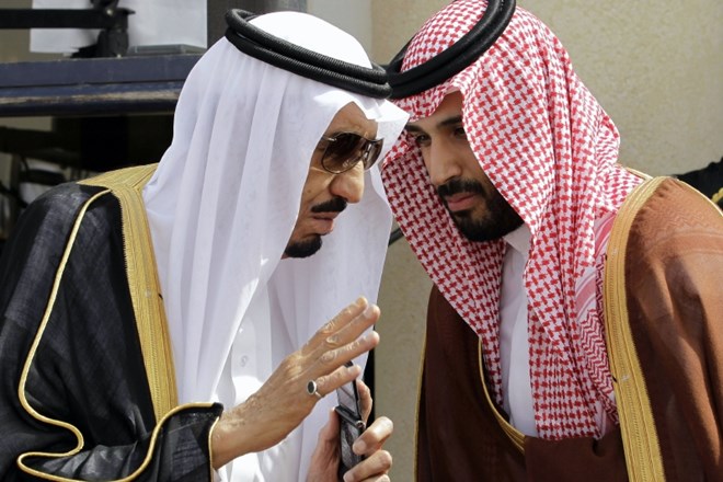 Kralj Salman (levo) in princ Mohamed bin Salman (desno).