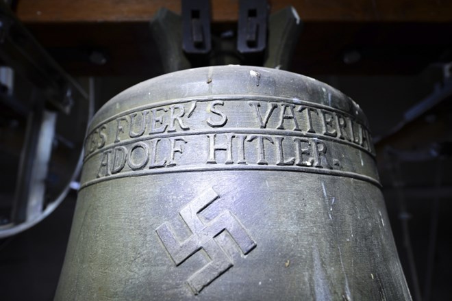 Zvon, na katerem piše »Vse za domovino - Adolf Hitler,« bo ostal v nemškem mestu Herxheim.