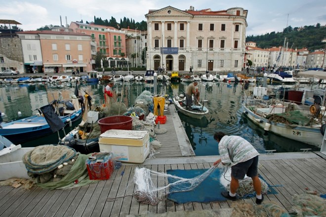 Hrvaška ribiča prejela za skoraj 8000 evrov kazni slovenske ribiške inšpekcije