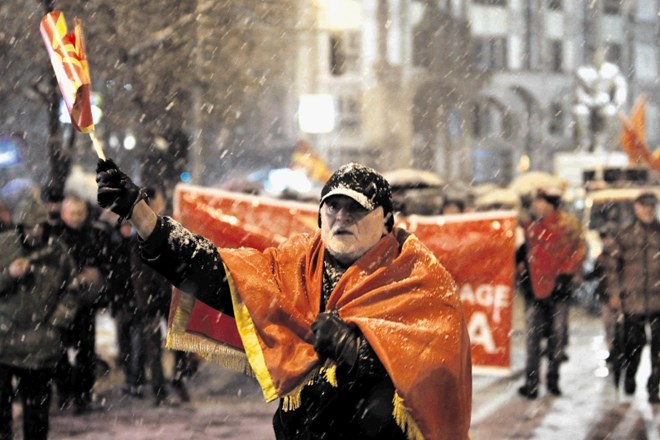 V Skopju so v mrazu potekali vroči protesti proti spremembi imena.