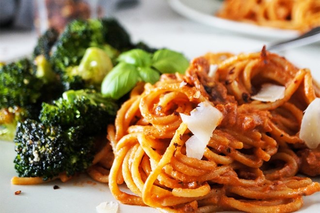 Polnozrnati špageti v veganski paradižnikovi omaki s pečenim brokolijem