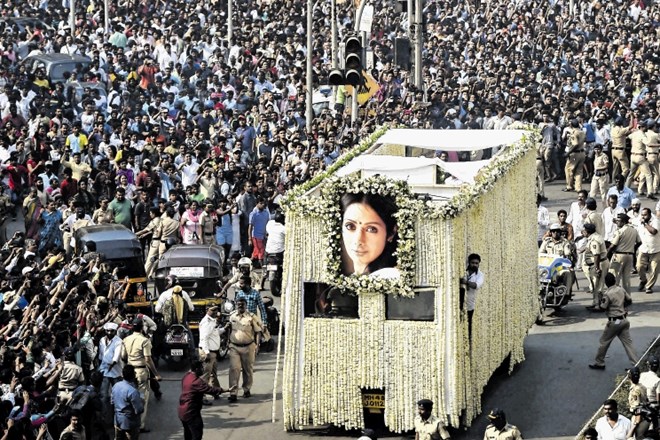 Ne glede na to, kako se bo razjasnila smrt  Šridevi Kapur, so jo v Mumbaju  pokopali z državnimi častmi.
