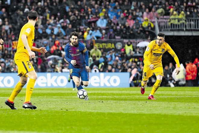 Nogometaš Barcelone Lionel Messi (z žogo) je proti Atleticu zabil že svoj 600. gol v karieri.