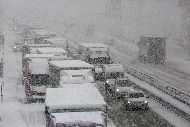 Zaradi snega številne prometne nesreče, padavine naj bi do jutri ponehale