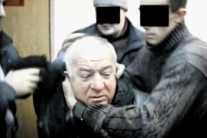 Fotografija s posnetka, ko so Skripala leta 2004 aretirali ruski agentje. Obsodili so ga  zaradi vohunjenja za Veliko...