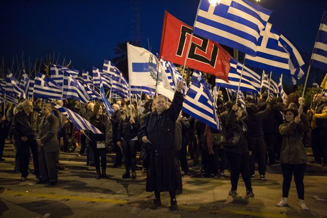 Podporniki grške skrajne desničarske stranke Zlata zora protestirajo proti turški policiji zaradi pridržanja grškega vojaka.