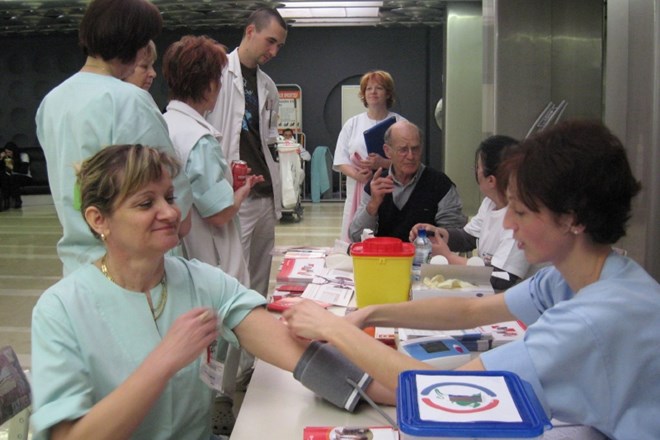 V avli UKC Ljubljana in na polikliniki izvajali preventivne dejavnosti za zgodnje odkrivanje kronične ledvične bolezni.
