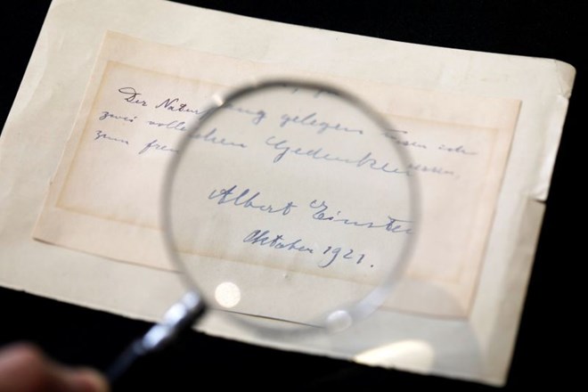 Einsteinovo pismo s teorijo relativnosti prodali za več kot 80.000 evrov 