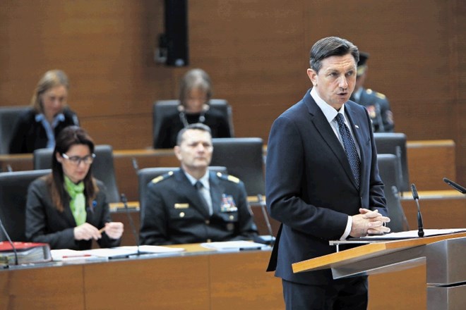 Varnost je postala manj zanesljiva, zato je treba vanjo več vlagati, meni predsednik Borut Pahor. V ozadju sta ministrica za...