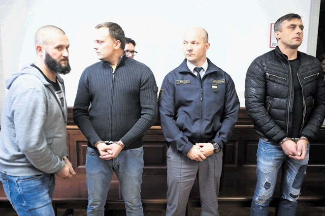 Piotr Pawel Bubienczyk, Jakub Jelenski in Radoslaw Antoni Grudniewski (od leve proti desni) so od aretacije v priporu, za...