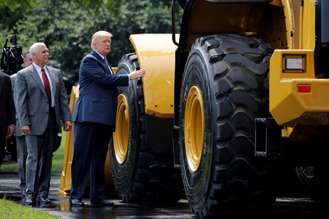 Trump bi lahko že danes uvedel carine na uvoz jekla in aluminija 