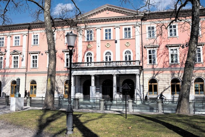 Konservatorji zavoda za varstvo kulturne dediščine so Mestni občini Ljubljana predlagali, naj stavbo Kazine zaščiti kot...
