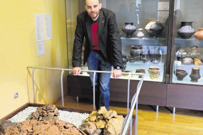 Matija Črešnar z ostanki talilne peči z najdišča Cvinger, ki jih hrani Dolenjski muzej.