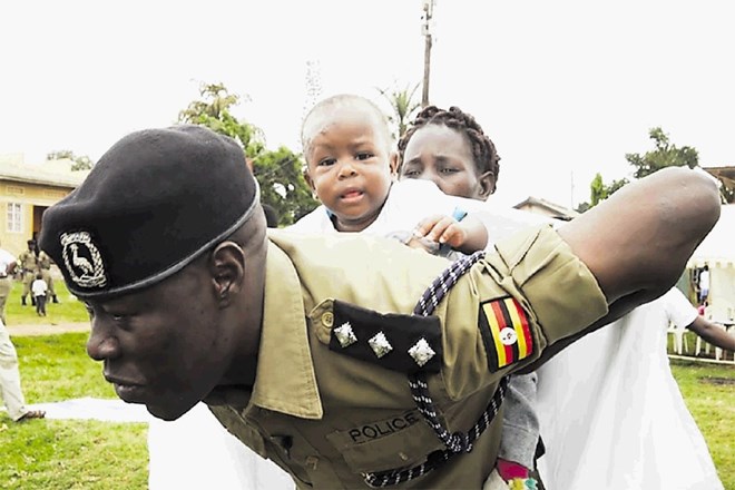 »Če lahko policist nosi otroka in lončeno posodo, lahko to počnejo tudi drugi moški,« je dejal Francis Ogwenga.