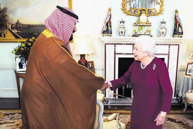 Savdskemu prestolonasledniku Mohamedu bin  Salmanu  je roko podala tudi kraljica Elizabeta II.