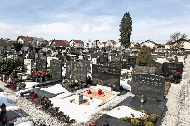 Pokopališče v Polju je že dalj časa polno in nima primernih poslovilnih in servisnih prostorov.