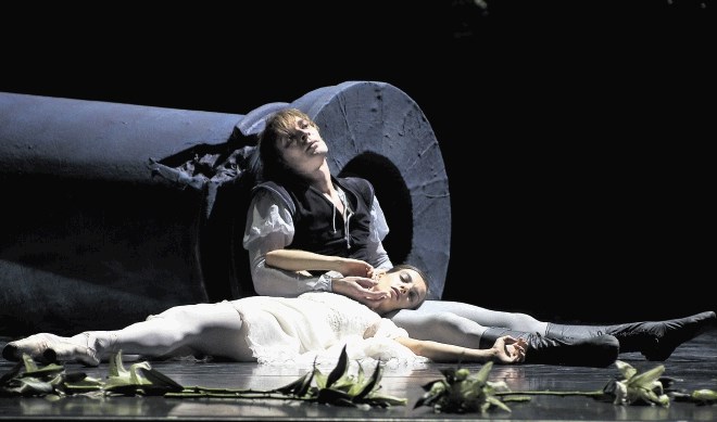 Romeo in Julija v koreografiji Valentine Turcu in produkciji SNG Maribor. Praizvedba je bila 9. novembra 2012, glavni vlogi...