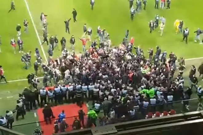 #video Navijači Lilla vdrli na igrišče in grozili nogometašem