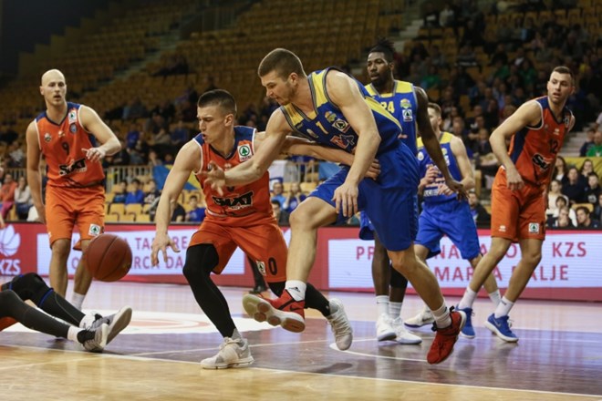 Košarkarji Sixta Primorske so na turnirju Pokala Spar ugnali ekipo Šenčurja.