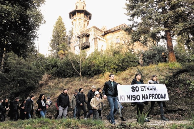 Protesta proti prodaji Laščakove vile se je udeležilo nekaj deset protestnikov z obeh strani meje.