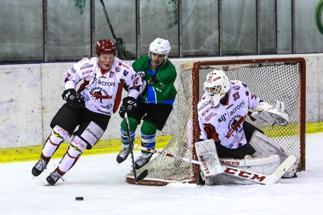 Jeseniški hokejisti drvijo proti uvrstitvi v polfinale alpske lige.