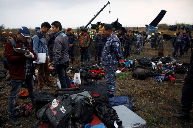 V Nepalu preiskava letalske nesreče in identifikacija žrtev 