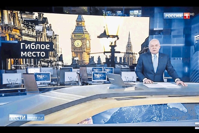 Ruska državna televizija je  prek svojega odmevnega voditelja Dimitrija Kiseleva državljanom predstavljala kremeljsko...