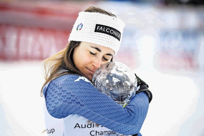 Sofia Goggia je naslovu olimpijske smukaške prvakinje včeraj v Areju dodala še mali smukaški globus.
