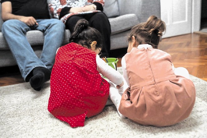 Turška družina na fotografiji in drugi zavrnjeni turški prosilci za azil bodo pravico za varno življenje v Sloveniji iskali...