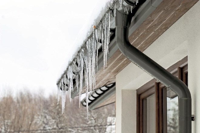 Če ostrešje ni primerno za velike obremenitve, lahko sneg poruši streho