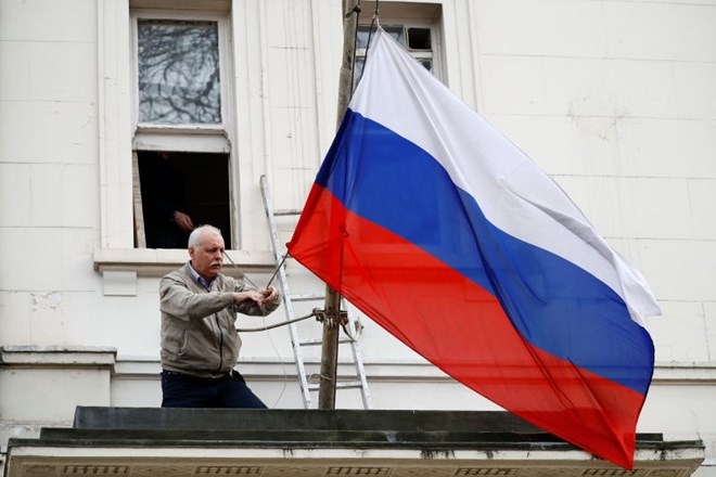 Odstranjevanje zastave z ruskega veleposlaništva v Londonu.