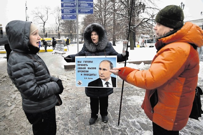 Putinovi aktivisti, ki krožijo tudi po središču Moskve s predsednikovim motom »Pripravljeni smo sprejeti vsak izziv časa in...