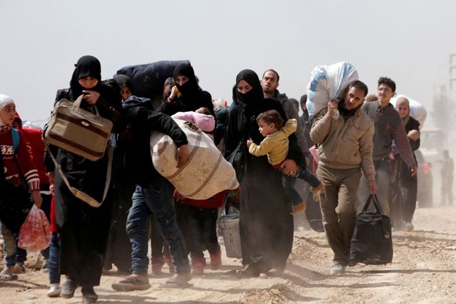 Iz obleganih enklav v Siriji je zbežalo več kot 50.000 ljudi 
