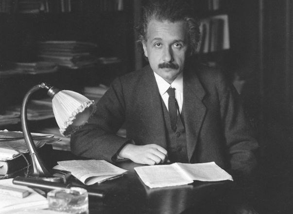 Albert Einstein v svoji pisarni na Univerzi v Berlinu, fotografija objavljena leta 1920.