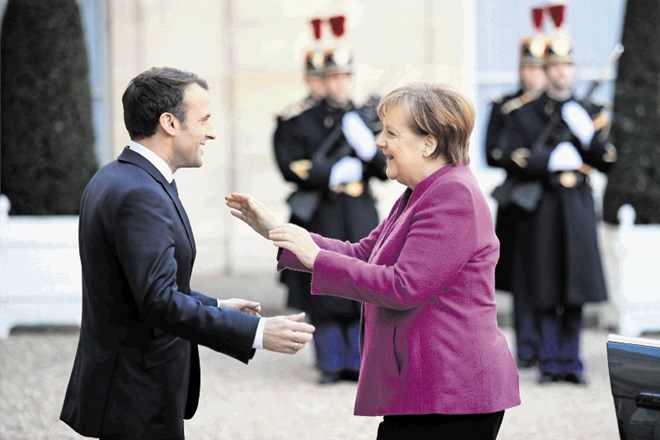 Znova nemška kanclerka Angela Merkel se je na prvi obisk na tuje odpravila k francoskemu predsedniku Emmanuelu in z njim...