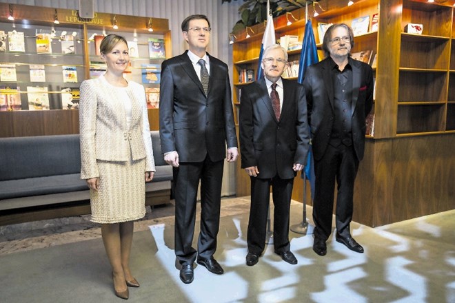 Premier Miro Cerar in minister za kulturo Anton Peršak (v sredini) ob letošnjem kulturnem prazniku. Premier je ministra...