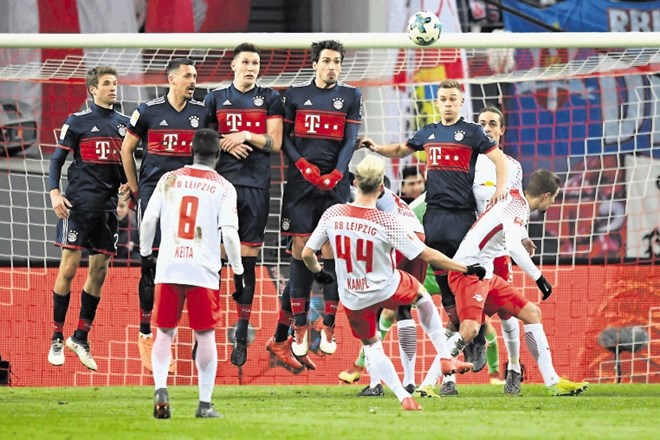 Kevin Kampl je proti Bayernu odigral celotno tekmo in v 34. minuti prejel rumeni karton.