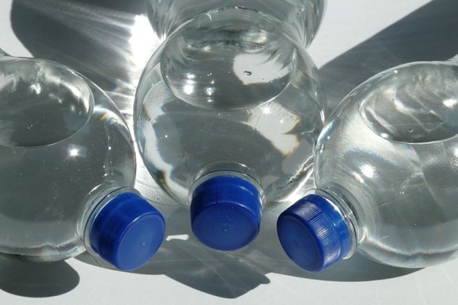  V litru ustekleničene vode je okoli deset drobcenih delcev plastike 