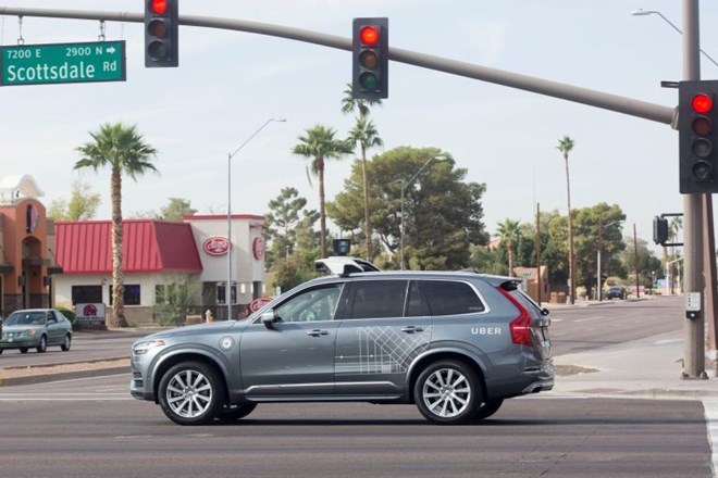 Eden od samovozečih volvov, kakršne je kupil Uber. Fotografija je bila posneta decembra v Arizoni.