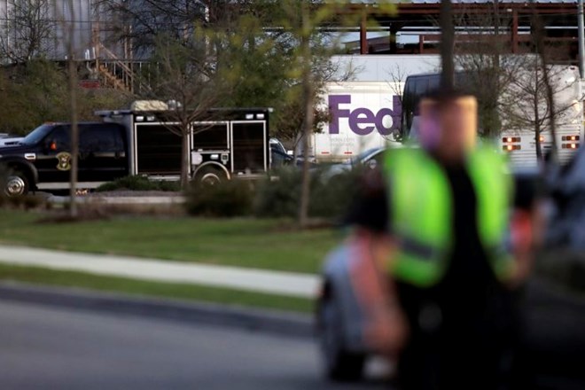 Tokratno paketno bombo je razneslo s distibucijskem središču podjetja FedEx. AP