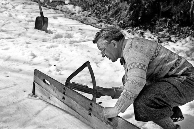 Inženir Stanko Bloudek pri pripravi planiške skakalnice ob tednu smučarskih poletov med 17. in 24. marcem 1947