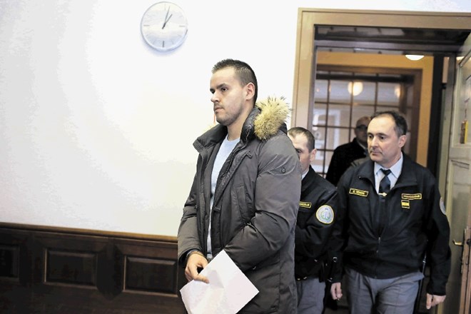 Obtoženega Arberja Pintollija so na predobravnavni narok pripeljali iz pripora, v katerem ostaja  do nadaljnjega.