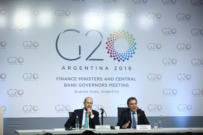 Argentinski finančni minister Nicolas Dujovne (levo), in CEO argentinske Centralne banke, Federico Sturzenegger (desno), na...