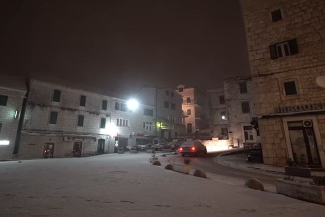 Hrvaški mediji so poročali, da je snežno neurje v četrtek zvečer zajelo Split, polotok Pelješac in dalmatinsko zaledje,...