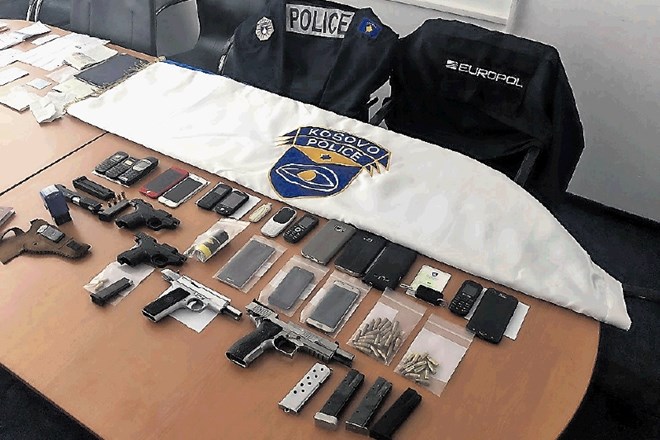 Pri hišnih preiskavah pri nas in na Kosovu so zasegli več mobilnih telefonov in pištol.