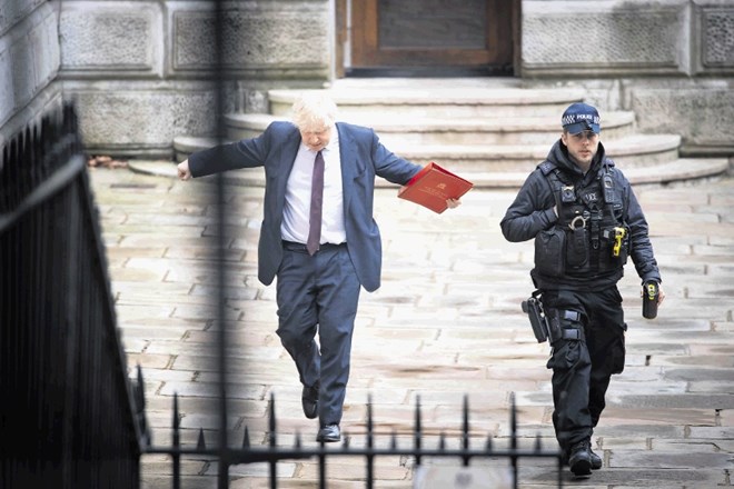 Britanski zunanji minister Boris Johnson (na fotografiji ob prihodu na sejo vlade na Downing Streetu 10) je razburil otoško...