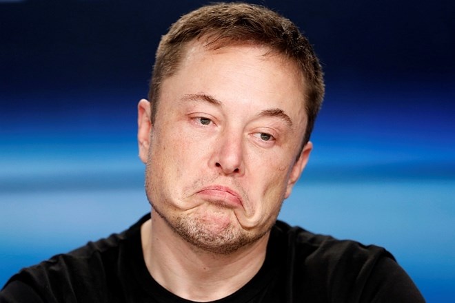 »Če si moški, izbriši stran Space X na facebooku,« je eden od uporabnikov pozval Muska. Ta pa mu je odgovoril: »Bom.«