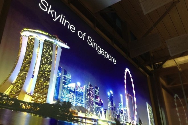 Oglas na letališču Changi v Singapurju