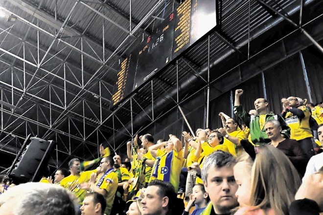 Glasna navijaška rumena severna stran tribune Zlatorog vedno stoji.