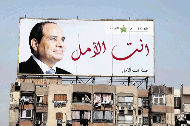 K podpori predsedniku Abdelu Fatahu Al Sisiju pozivajo tudi številni predvolilni plakati, kot je ta v Kairu, na katerem piše:...